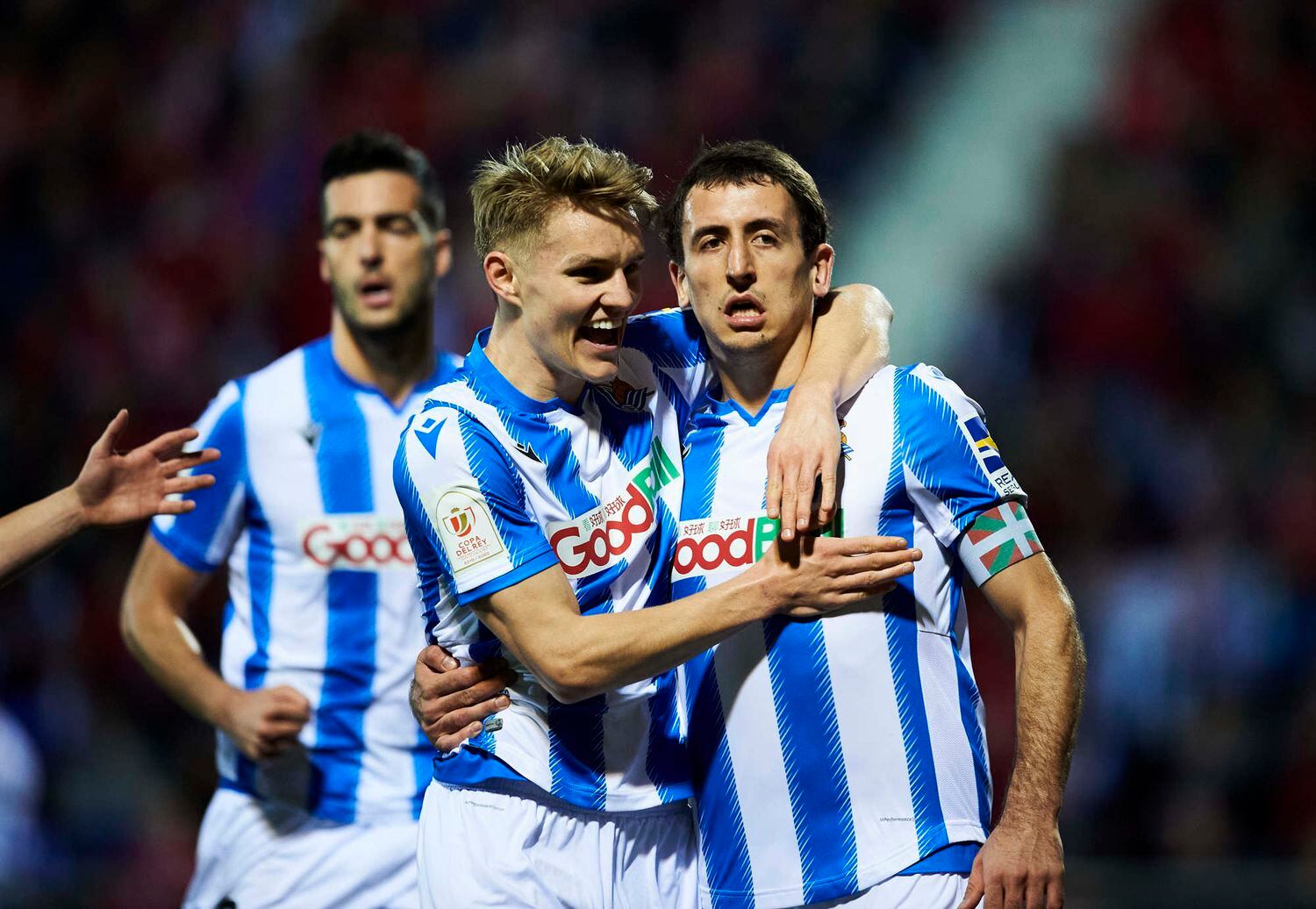 Mikel Oyarzabal y Martin Odegaard celebran un gol de la Real ante el Mirandés