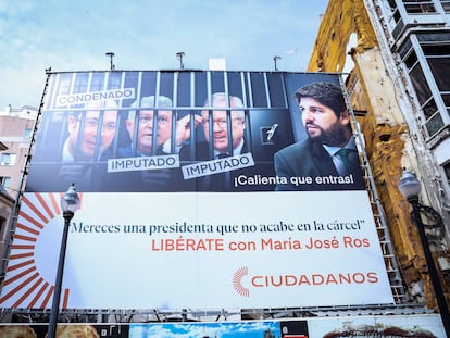 La lona de Ciudadanos desplegada en Murcia, este viernes.