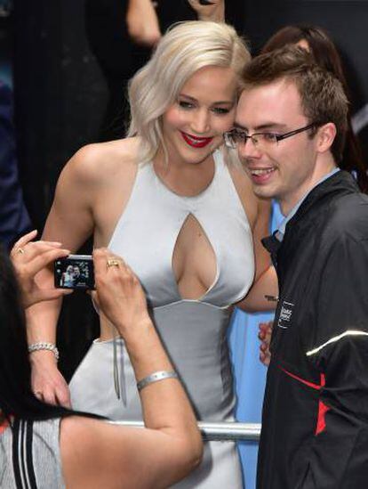 La actriz Jennifer Lawrence se hace una foto con un fan en el estreno de 'X-Men: Apocalipsis', el pasado mes de mayo.
