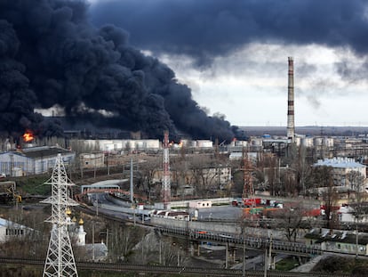 Incendio de un depósito de combustible tras un ataque ruso en Odesa.