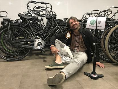David Saiz, uno de los impulsores del proyecto, con varias bicicletas holandesas.