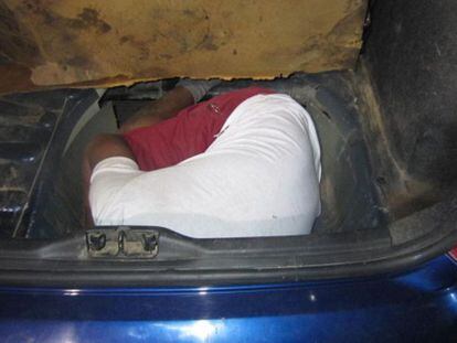 Uno de los inmigrantes localizados en el doble fondo del coche.