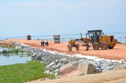 Las obras del oleoducto EACOP cerca del lago Alberto, en el que también se realizan trabajos de exploración en busca de petróleo.