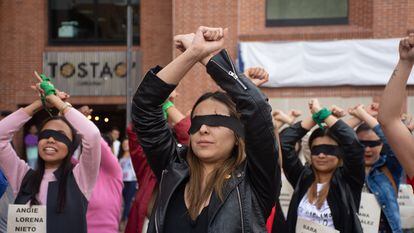 Mujeres periodistas realizan la protesta 'Un violador e tu camino' para manifestarse contra la violencia machista en Bogotá, en diciembre de 2019