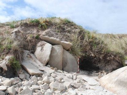 Destrozos provocados por las mareas en el yacimiento Mámoa 4, en el islote Areoso, en la ría de Arousa (Pontevedra).
