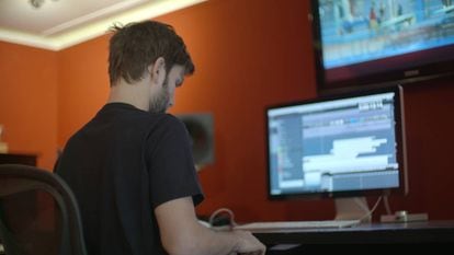 Lucas Vidal, ante su equipo de composición.