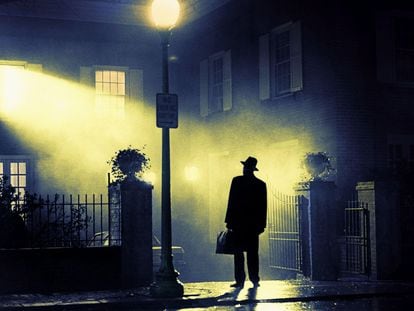 Max Von Sydow llega a la casa donde transcurre la acción de 'El exorcista'.