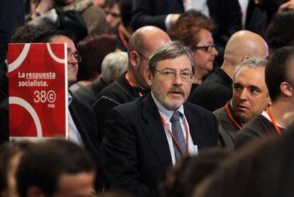 Jaime Lissavetzky, a la izquierda de Rafael Simancas, en el tercer día del congreso federal del PSOE en Sevilla.