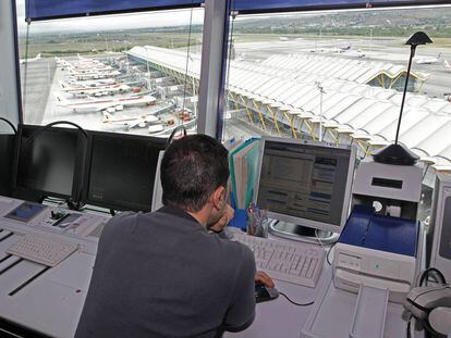 Un controlador en la torre del aeropuerto madrileño de Barajas.