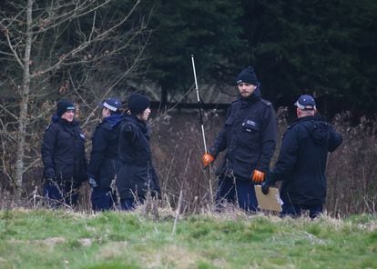 Agentes de policía rastrean este miércoles una zona de Ashford (Reino Unido) en busca de Sarah Everard.