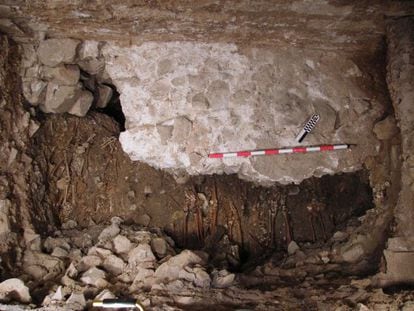 Vista general de la fosa excavada en el interior de la basílica de Sant Just i Pastor.