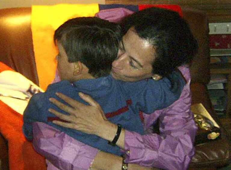 Clara Rojas Abraza A Su Hijo Emmanuel Internacional El PaÍs 7991