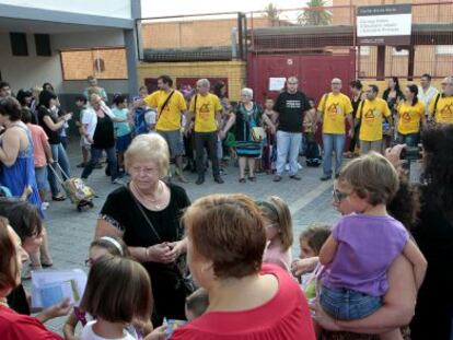 Padres, profesores y alumnos protestan ante el colegio Cavite de Valencia contra los recortes.