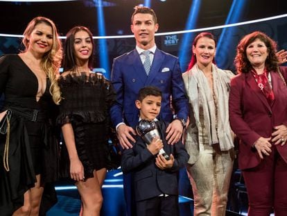 Cristiano Ronaldo posa con su novia, su hijo, su madre y sus dos hermanas.