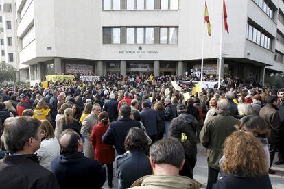 Cientos de personas se han concentrado en la puerta de los juzgados de Plaza Castilla para protestas por las reformas emprendidas por el Ministerio de Justicia.