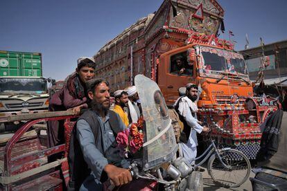 Tráfico en el entorno del paso fronterizo de Spin Boldak entre Afganistán y Pakistán. Las largas colas de camiones siguen protagonizando gran parte del tráfico en este paso fundamental en la ruta comercial que lleva desde Irán a la India. Eso incluye también el gran negocio del opio afgano.