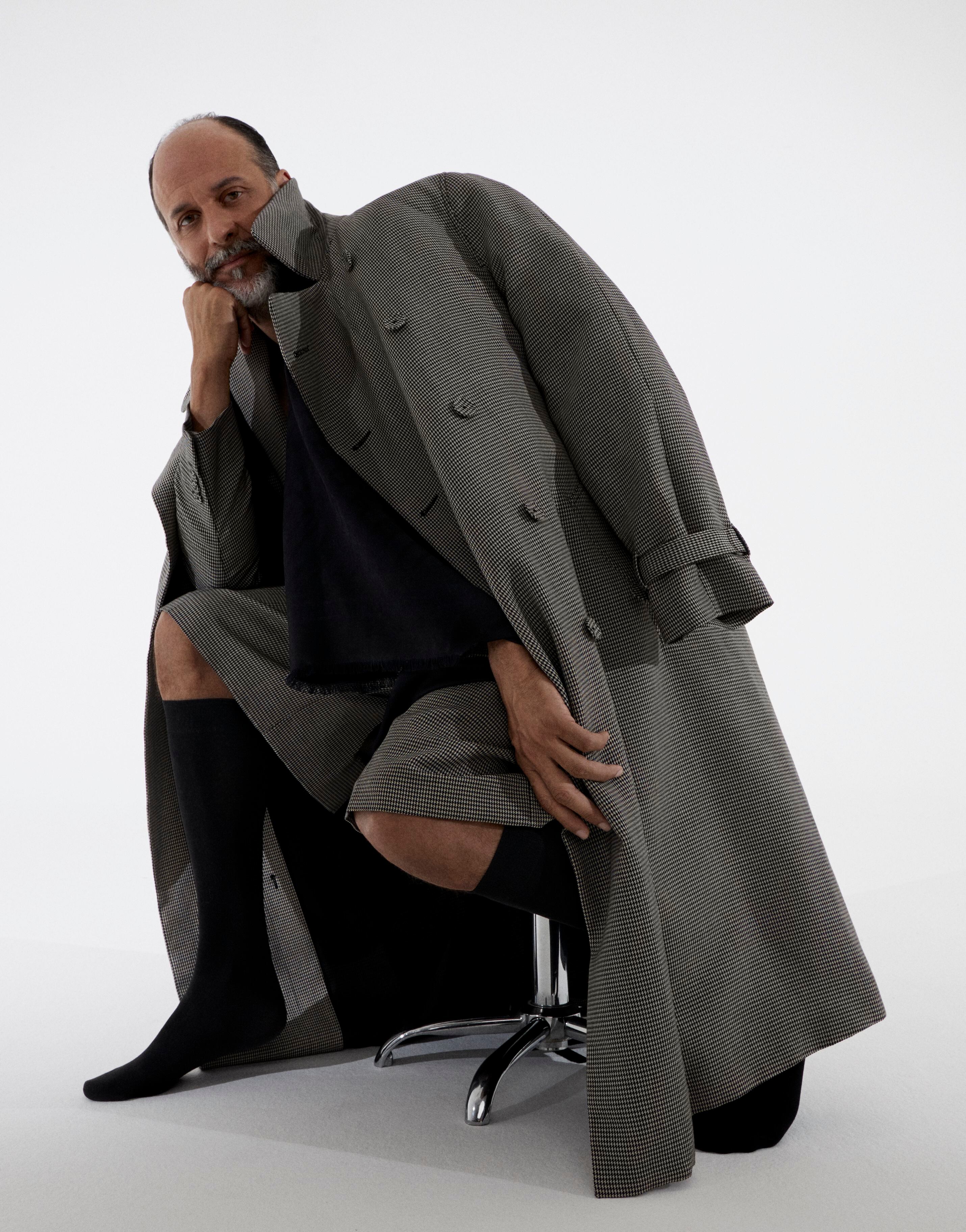 Luca Guadagnino lleva abrigo, bermudas, bufanda y calcetines de Fendi.
