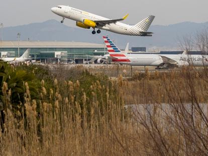 Un avión de Vueling despega en El Prat mientras uno de American Airlines espera permiso, el pasado jueves.