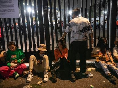 Un grupo de jóvenes se lamenta luego de no haber podido ingresar al concierto de Bad Bunny en Ciudad de México, el 9 de diciembre de 2022.
