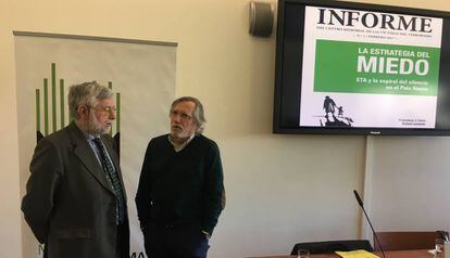 Florencio Dom&iacute;nguez y Paco Llera, un minuto antes de presentar el informe.