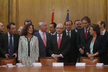 El ministro de Hacienda, Cristobal Montoro, junto con alcaldes del PP en el Congreso.