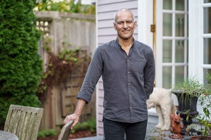 Moungi Bawendi, ganador del premio Nobel de Química 2023, tras recibir la noticia este miércoles en su casa, en una imagen proporcionada por el Instituto Tecnológico de Massachusetts.