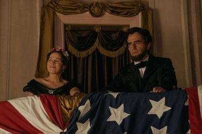 Lili Taylor and Hamish Linklater as Mary Todd Lincoln and Abraham Lincoln in the first episode of the series, moments before the shot that ends the president's life takes place.