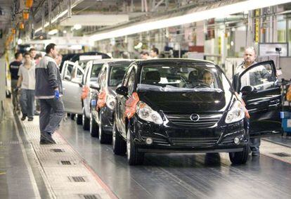 Aspecto de la cadena de montaje que la factoría General Motors tiene en la localidad zaragozana de Figueruelas.