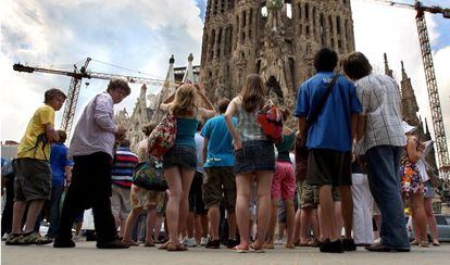 Un grupo de turistas ante la Sagrada Familia, uno de los lugares más visitados en Barcelona