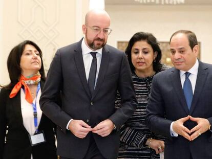 Al frente, Charles Michel (izquierda) y Abdelfatá al Sisi, este domingo en El Cairo.