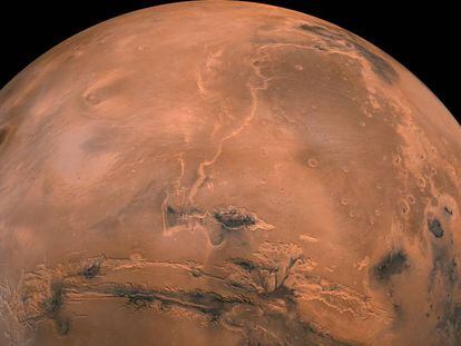 Vista general de Marte obtenida por el orbitador 'Viking' de la NASA, En el centro, el valle Marineris, uno de los cañones más profundos del sistema solar