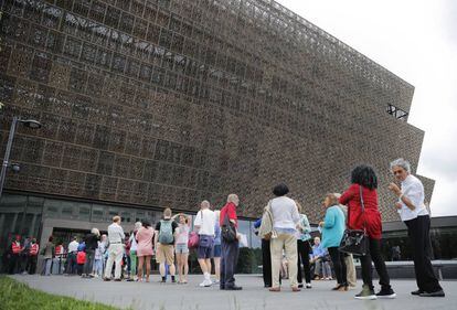 Gente haciendo cola el 1 de mayo para entrar al Museo Afroamericano