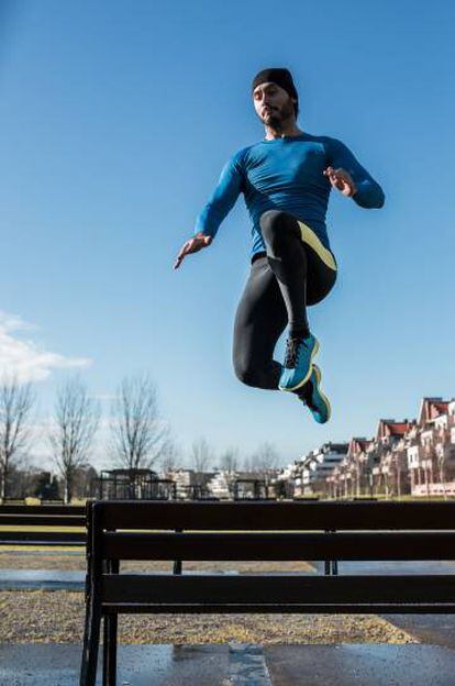 Un atleta salta sobre un banco en Gij&oacute;n (Asturias).