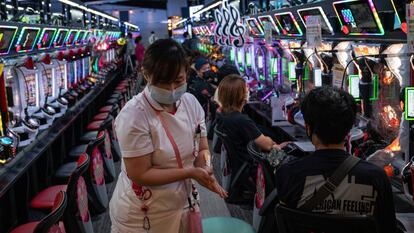 Un hombre recibe una dosis de la vacuna de Moderna contra el coronavirus en una sala de juegos de Osaka, en Japón, este miércoles.