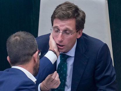 El socialista Daniel Viondi toca la cara a Almeida, en una imagen distribuida por el PP.