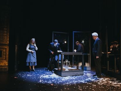 Escena de la obra 'El proceso', en el Teatro María Guerrero.