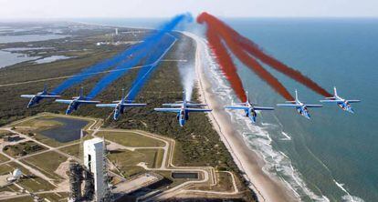 Los alphajets, de la fuerza aérea francesa, sobrevuelan la base aérea de Cabo Cañaveral, en Florida (EE UU).