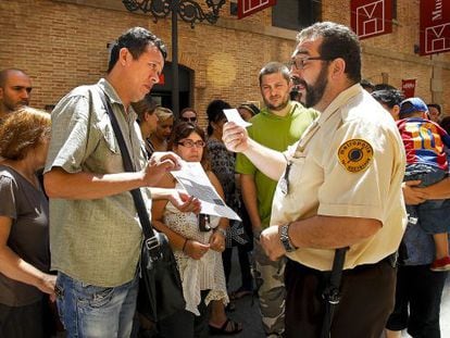 Colas en el departamento de bienestar social y familia de la Generalitat de Catalunya Barcelona.