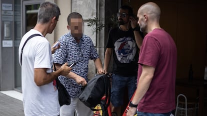 Agentes de paisano interceptan a un carterista instantes después de haber realizado un hurto en un bar de Ronda Universidad.