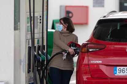Una mujer llena el depósito de su coche, a finales de febrero, en una gasolinera de Madrid.