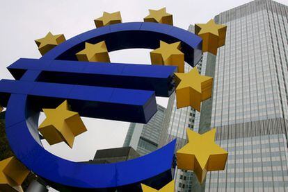 Una escultura del símbolo del euro ante la sede del Banco Central Europeo en Fráncfort (Alemania).