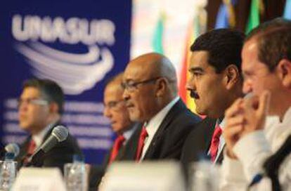 Fotografía cedida por prensa de Miraflores donde se observa al presidente de Venezuela, Nicolás Maduro (2d), junto a su homólogo de Surinam, Desiré Delano Bouterse (3d), y el canciller de Ecuador, Ricardo Partiño (d), durante la Conferencia sobre Recursos Naturales y Desarrollo Integral de la Unión de Naciones Suramericanas.