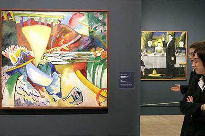 Dos personas observan uno de los cuadros que forman la exposición "Vanguardias rusas", en el Museo Thyssen.