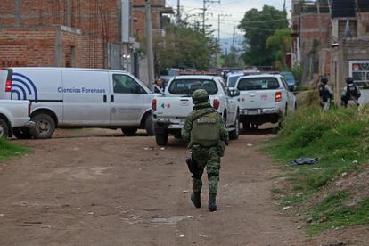 Elementos del Ejército y peritos forenses en el sitio donde se registro un enfrentamiento armado, en Jalisco.