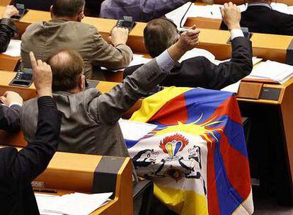 Un eurodiputado británico despliega una bandera de Tíbet durante una votación en la Eurocámara.
