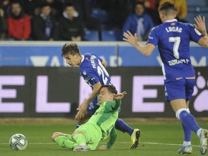 Roque Mesa, en el suelo ante Pere Pons.