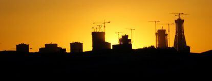 Imagen de las torres en construcción en la antigua ciudad deportiva del Real Madrid, en Madrid, tomada el 10 de noviembre de 2006. Puede contarse una decena de grúas entre las siluetas de los edificios. La recalificación de los terrenos para poder abordar esta operación fue paradigma del desarrollo urbanístico español asociado a la burbuja inmobiliaria.