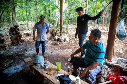 Santiago May (D), ejidatario y miembro de la asamblea  del ejido Leona Vicario,  en una reunión con trabajadores en Quintana Roo, México, el 11 de mayo de 2023.