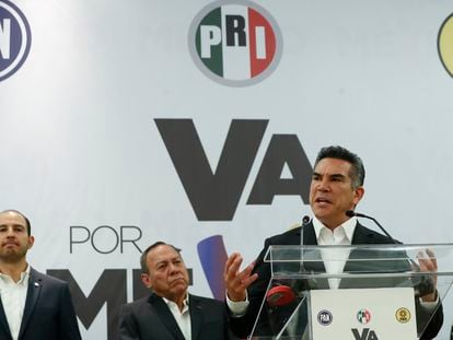 El presidente del PRI, Alejandro Moreno, acompañado de los presidentes del PAN y PRD, durante una conferencia de prensa de la coalición "Va por México" , en la capital mexicana, el 9 de junio.