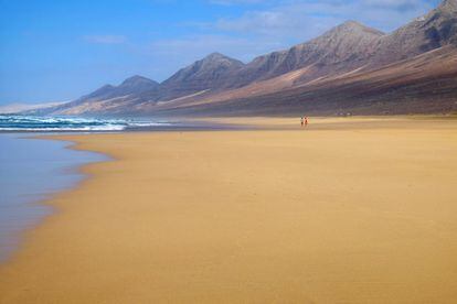 En la costa sur de Fuerteventura, las dos inmensas playas de Barlovento y de Cofete en realidad son una sola extensión de arena de 12 kilómetros de largo. El cambio de nombre se produce a la altura del roque del Islote. Sus aguas no son las más indicadas para el baño. Más información: <a href="http://visitfuerteventura.es/" target="_blank">visitfuerteventura.es</a>